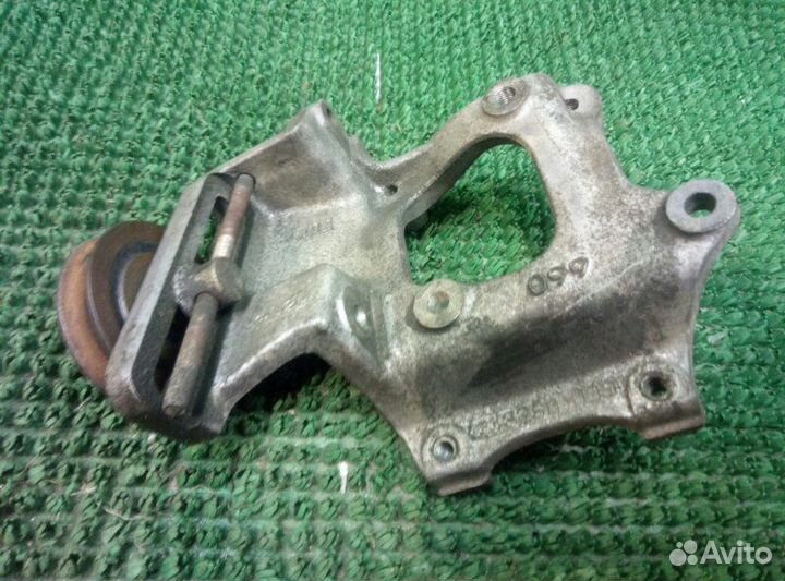 Кронштейн компрессора кондиционера Toyota Granvia