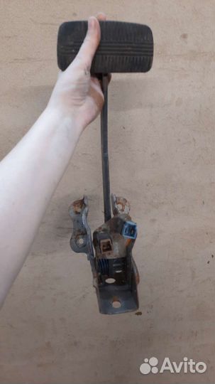 Педаль тормоза АКПП в сборе Nissan Sunny FB14