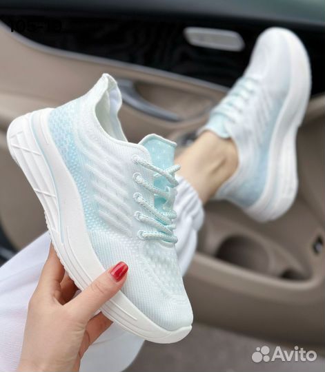 Кроссовки женские