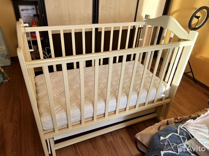 Детская кровать с маятником