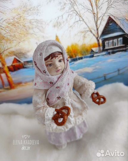 Коллекционная ватная игрушка - девочка с кренделем