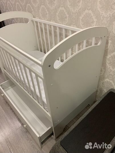 Детская кроватка с маятником
