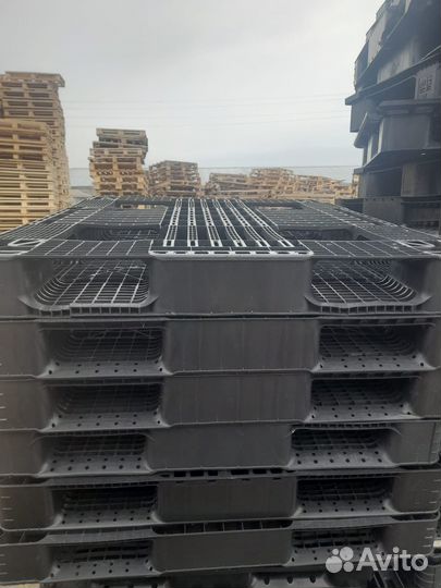 Пластиковые поддоны б/у 1300х1100х130