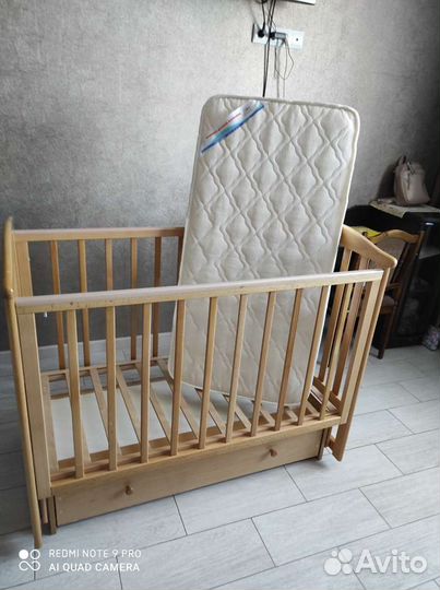 Детская кроватка с маятником и ящиком