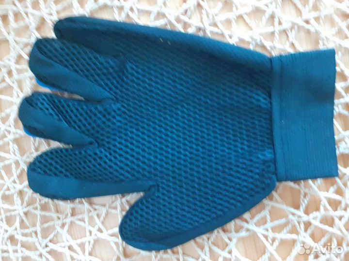 Перчатка для вычесывания шерсти