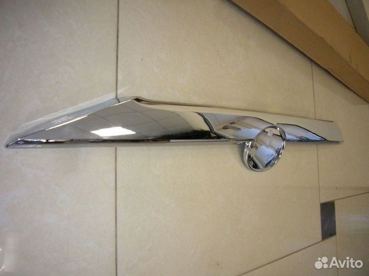 Молдинг задний крышки багажника Toyota Camry V50