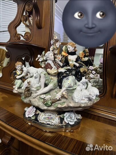 Старинная фарфоровая статуэтка