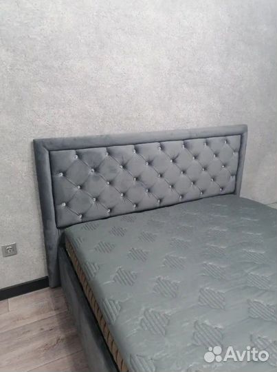 Кровать двуспальная с матрасом