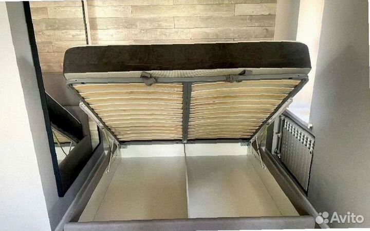 Кровать дизайнерская мягкая двуспальная