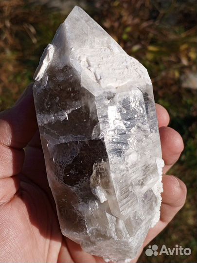 Кристалл дымчатого кварца в цеолите