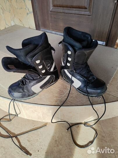 Сноуборд с креплениями и ботинками