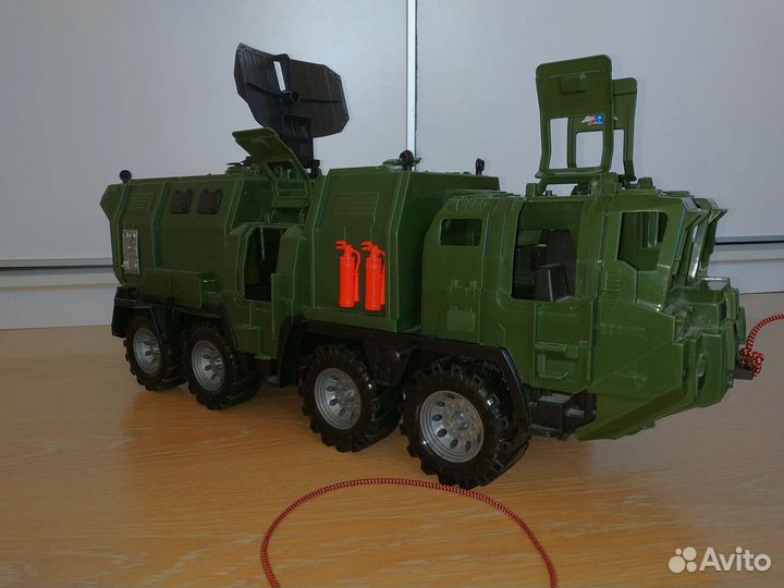 Большой военный тягач