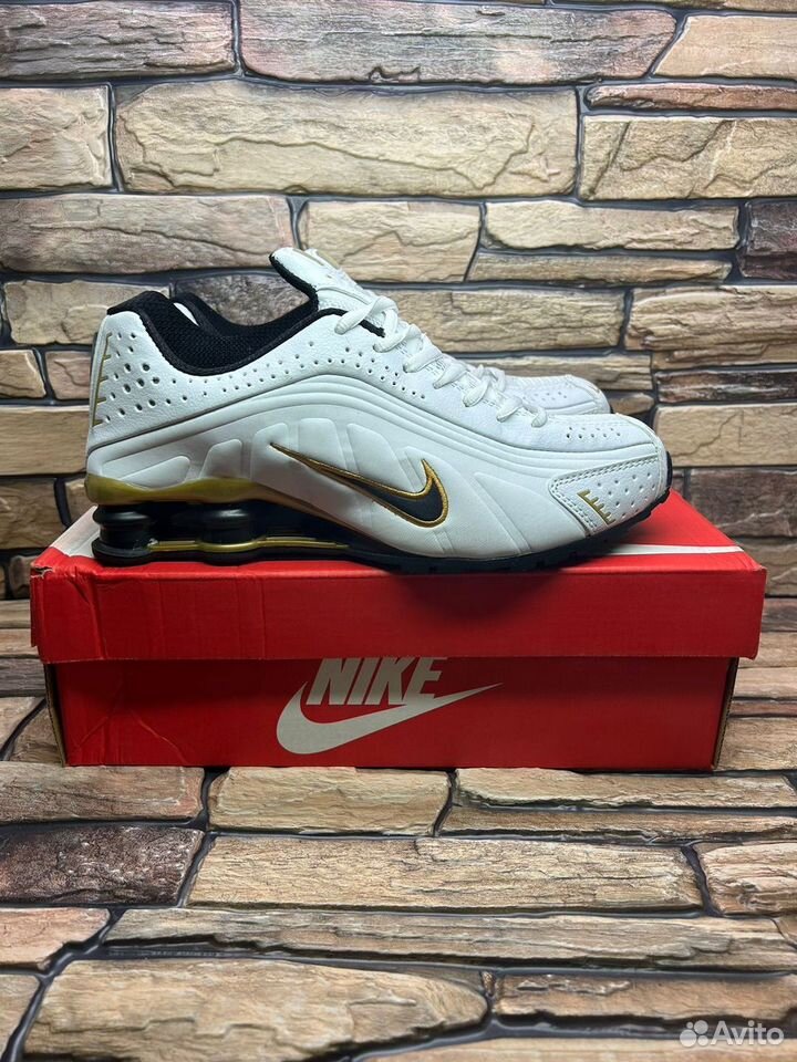Nike shox r4 black gold sale