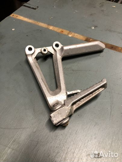 Honda cbr600 f4i задняя левая подножка пассажира