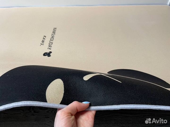 Развивающий коврик kaws holiday