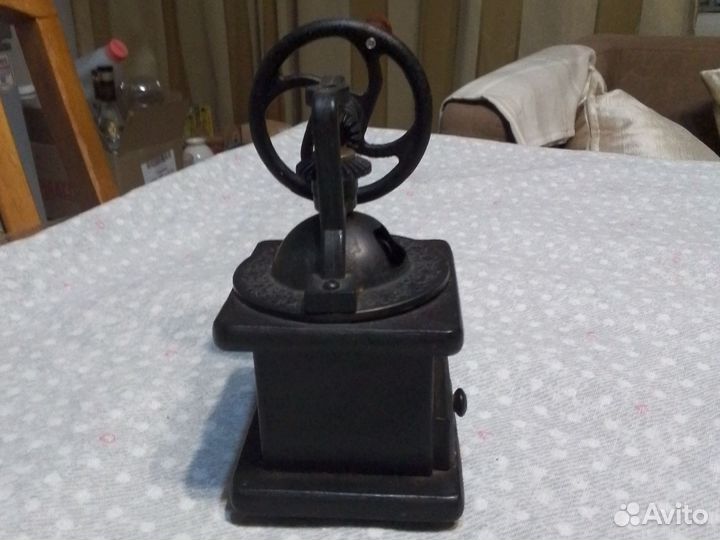 Кофемолка ручная старинная