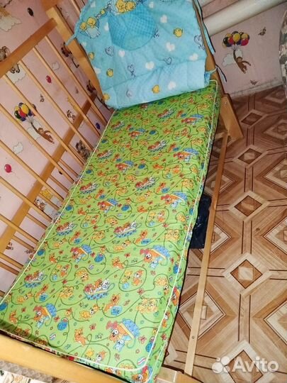 Детская кроватка с маятником