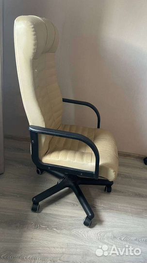 Офисное кожаное кресло
