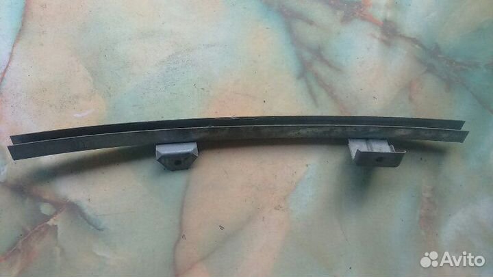 Направляющая стекла двери передняя правая Mazda