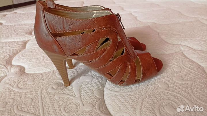 Босоножки Fergie