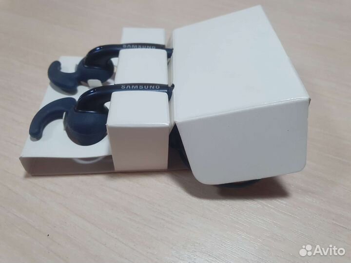 Наушники Samsung из комплекта Samsung Galaxy S10e