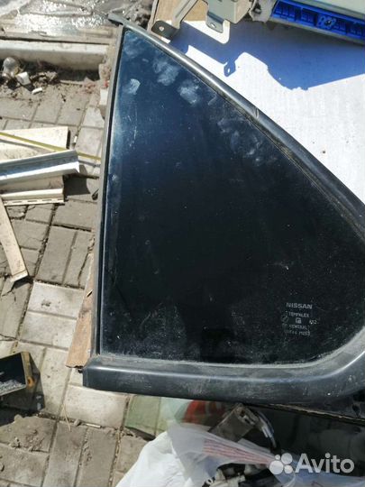 Стекло боковое правое Nissan Bluebird