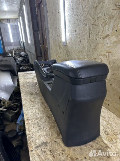 Центральная консоль подлокотник Kia Cerato 2 Coup