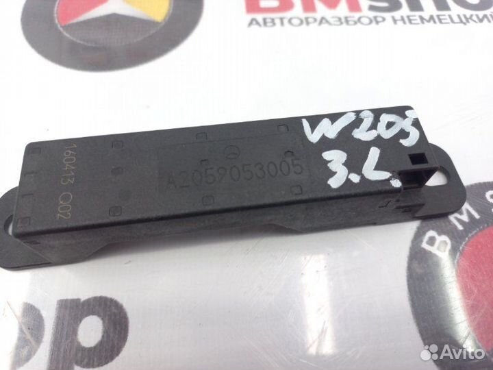 Антенна задняя левая Mercedes-Benz C220D W205