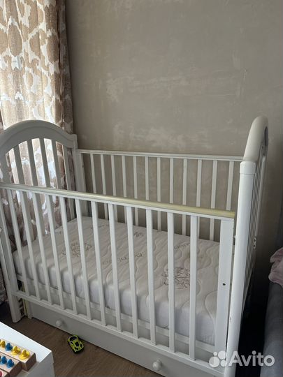 Детская кроватка с маятником и ящиком