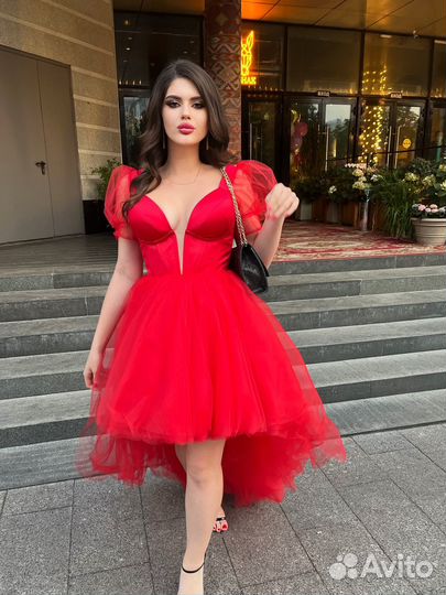 Красное вечернее платье