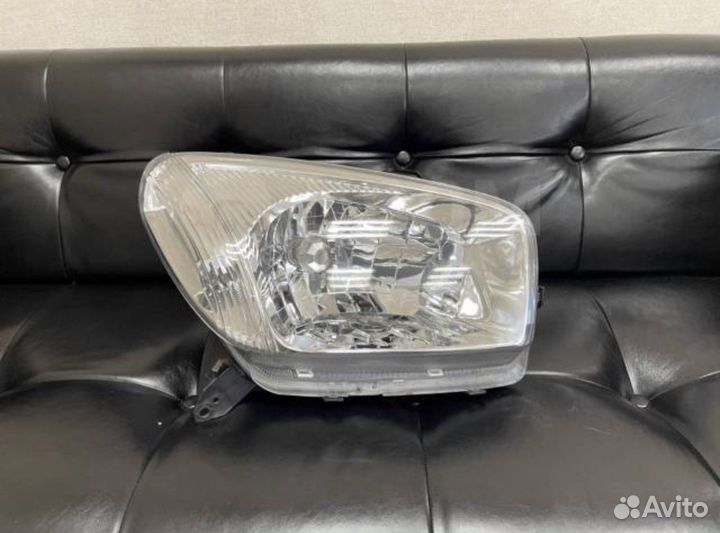Фара правая оригинал toyota RAV 4 ACA20