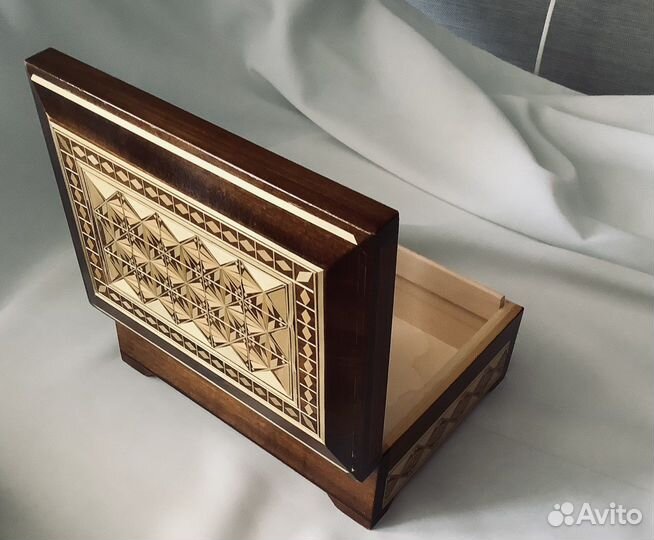 Деревянная шкатулка