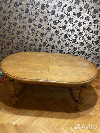 Стол и стулья