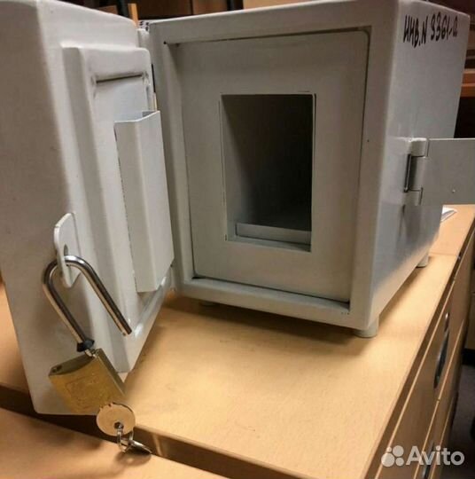 Небольшой сейф для хранения денег. Б/у #Т6