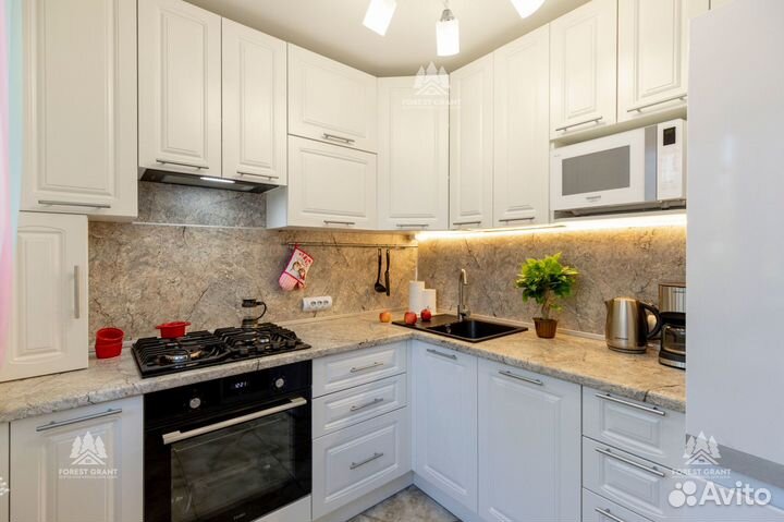 Изящная угловая кухня 