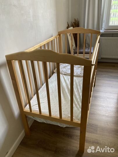 Детская кроватка с маятником