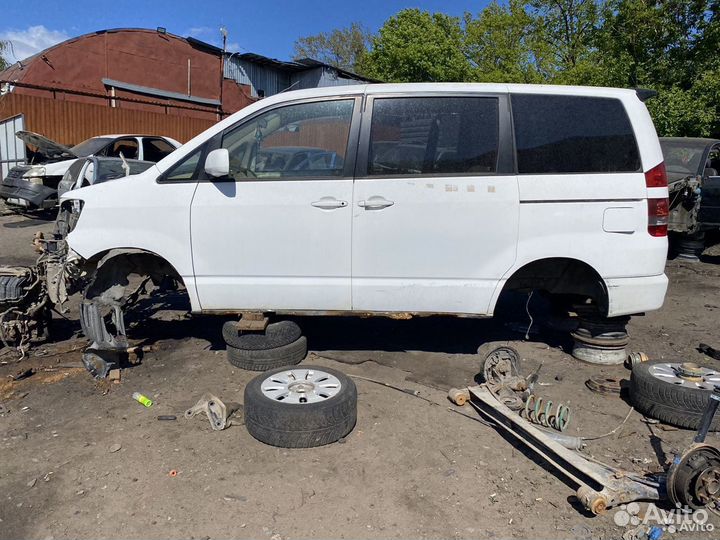 Стекло двери заднее левое Toyota Noah R60