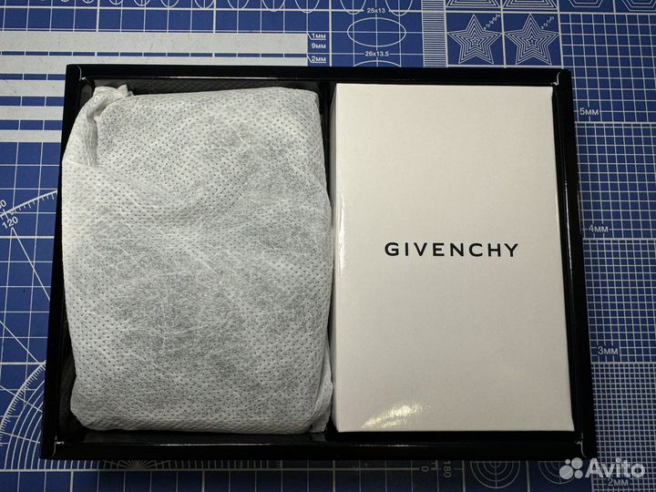Зажигалка givenchy