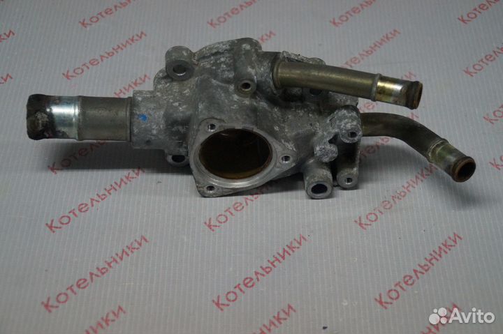 Nissan 11061-AU300 Корпус термостата