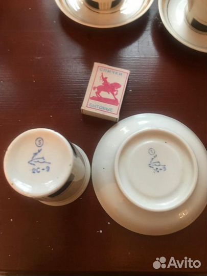 Кофейные чашки с блюдцами