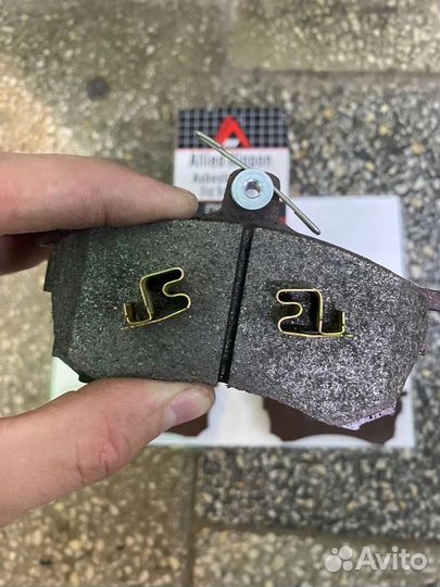 Колодки тормозные передние Mitsubishi Carisma