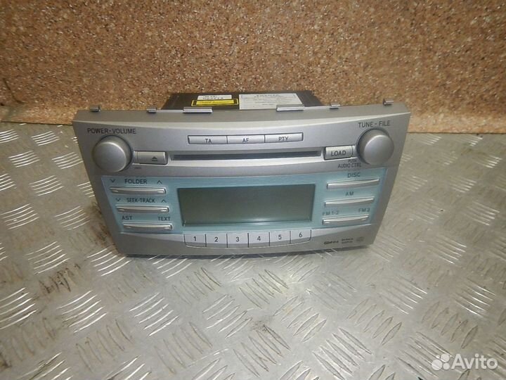 Продам оригинальную магнитолу Toyota Camry 40
