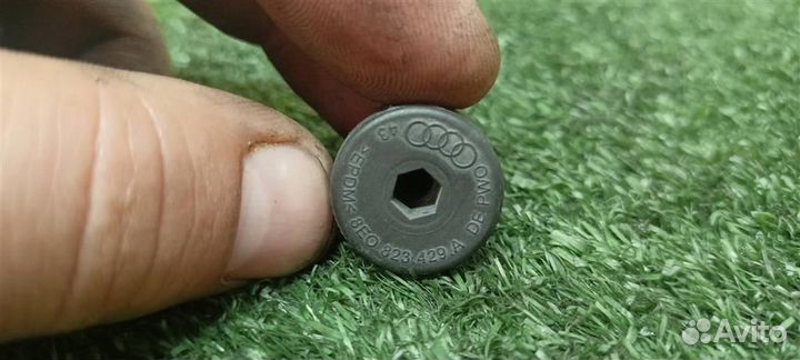 Отбойник капота Audi A4 (B8) 2007-2015