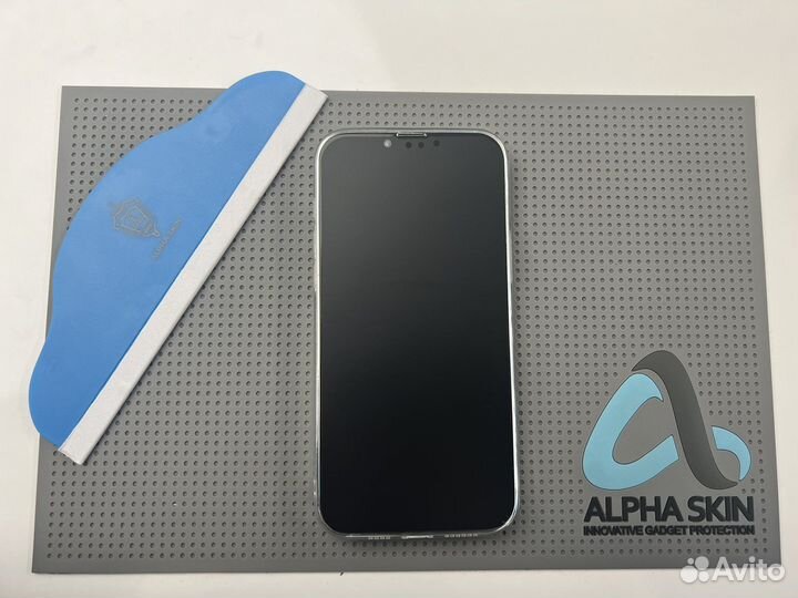 Поклейка защитного стекла на телефон