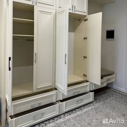 Шкаф в прихожую белый