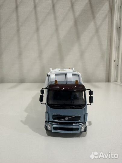 Коллекционная модель мусоровоз Volvo FL 4x2