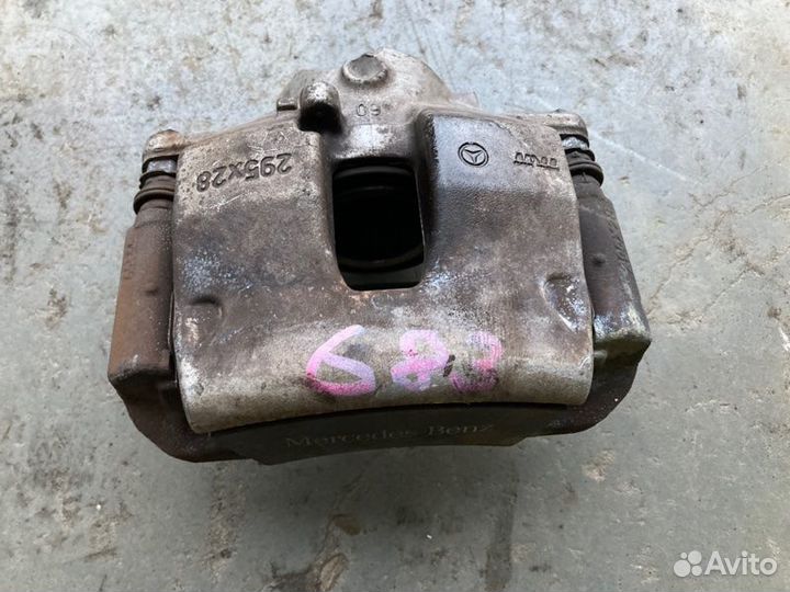 Суппорт передний правый Mercedes-Benz C-Class W204