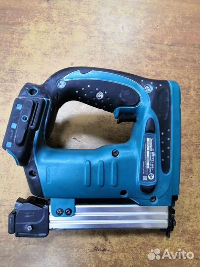 Скобозабиватель Makita DST221Z