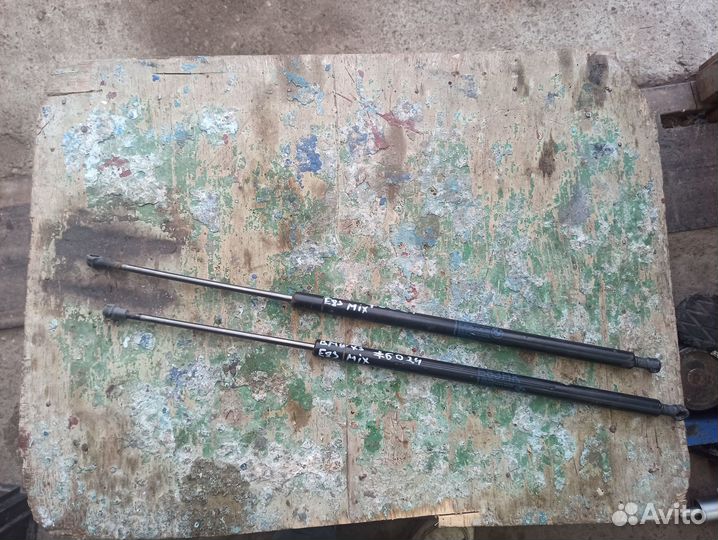 Амортизатор крышки багажника BMW X3 E83