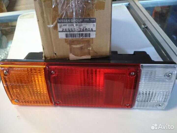 Задний левый фонарь Nissan NP300